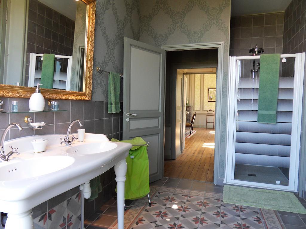 Chateau De Clermont-Saves Bed & Breakfast L'Isle-Jourdain  Exterior photo