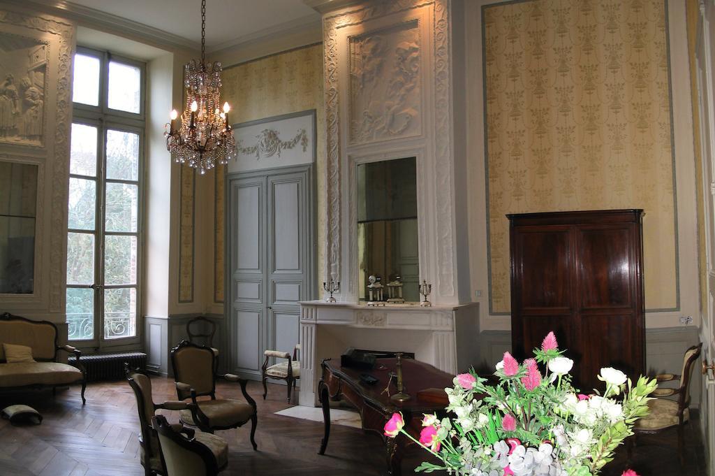 Chateau De Clermont-Saves Bed & Breakfast L'Isle-Jourdain  Exterior photo