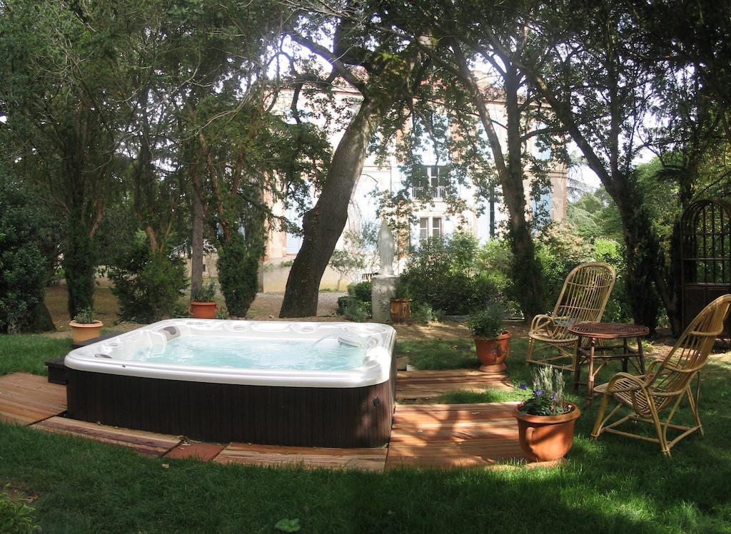 Chateau De Clermont-Saves Bed & Breakfast L'Isle-Jourdain  Exterior photo